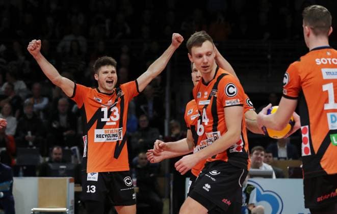 Ruben Schott, Johannes Tille, Timo Tammemaa, Marek Sotola jubelt nach 1:0 Satzgewinn Freude Emotion Jubel Volleyball DVV Pokal Halbfinale Herren Saison 2023 2024 06.12.2023 BR Volleys Berlin BRV vs. SVG Lüneburg
