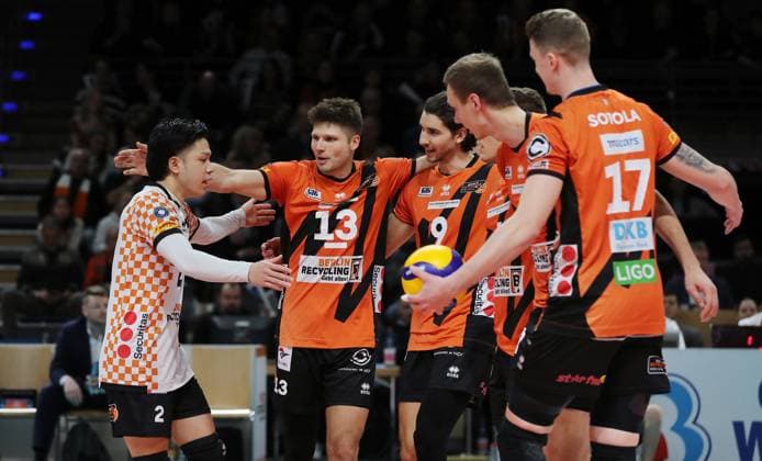 Satoshi Tsuiki, Ruben Schott, Johannes Tille, Timo Tammemaa, Marek Sotola jubelt nach 1:0 Satzgewinn Freude Emotion Jubel Volleyball DVV Pokal Halbfinale Herren Saison 2023 2024 06.12.2023 BR Volleys Berlin BRV vs. SVG Lüneburg