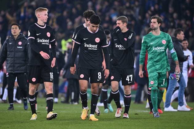 Sport Themen der Woche KW49 Sport Bilder des Tages 06.12.2023, xjhx, Fussball DFB Pokal 1 8 Finale, 1.FC Saarbruecken - Eintracht Frankfurt emspor, v.l. Spieler der Eintracht Enttäuscht enttaeuscht traurig frustriert (DFL DFB REGULATIONS PROHIBIT ANY USE OF PHOTOGRAPHS as IMAGE SEQUENCES and or QUASI-VIDEO) Saarbruecken *** 06 12 2023, xjhx, Fußball DFB Pokal 1 8 Finale, 1 FC Saarbruecken Eintracht Frankfurt emspor, v l Spieler der Eintracht Enttäuscht Enttaeuscht traurig frustriert DFL DFB REGULATIONS PROHIBIT ANY USE OF PHOTOGRAPHS as IMAGE SEQUENCES and or QUASI VIDEO Saarbruecken