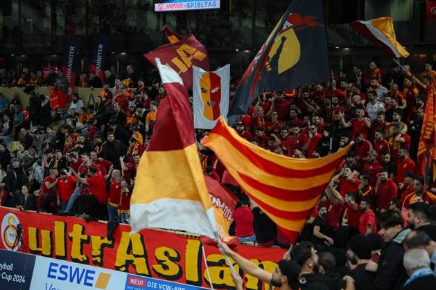 06.12.2023, Volleyball, Frauen, CEV Volleyball Challenge Cup, Achtelfinale 2023 2024 - VC Wiesbaden (Deutschland) - Galatasaray Daikin Istanbul (Türkei) Fans von Galatasaray Daikin Istanbul (Türkei) unterstützen ihre Mannschaft lautstark und schwingen Fahnen. Wiesbaden Sporthalle am Platz der Deutsche Hessen Deutschland