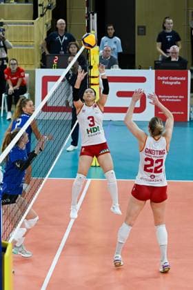 06.12.2023, Volleyball, Frauen, CEV Volleyball Challenge Cup, Achtelfinale 2023 2024 - VC Wiesbaden (Deutschland) - Galatasaray Daikin Istanbul (Türkei) Zuspielerin Kanami Tashiro (3 Istanbul) legt den Ball auf. Wiesbaden Sporthalle am Platz der Deutsche Hessen Deutschland