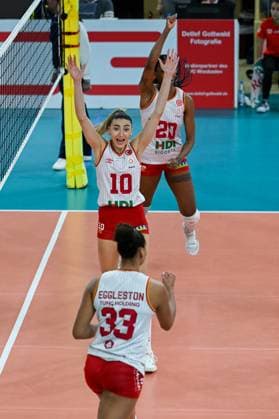 06.12.2023, Volleyball, Frauen, CEV Volleyball Challenge Cup, Achtelfinale 2023 2024 - VC Wiesbaden (Deutschland) - Galatasaray Daikin Istanbul (Türkei) Mittelblockerin Aycin Akyol (10 Istanbul) freut sich nach einem Punkt. Wiesbaden Sporthalle am Platz der Deutsche Hessen Deutschland