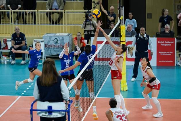 06.12.2023, Volleyball, Frauen, CEV Volleyball Challenge Cup, Achtelfinale 2023 2024 - VC Wiesbaden (Deutschland) - Galatasaray Daikin Istanbul (Türkei) Mittelblockerin Aycin Akyol (10 Istanbul) und Zuspielerin Milana Bozic (13 Wiesbaden) gehen beide zum Netz um den Ball zu spielen. Wiesbaden Sporthalle am Platz der Deutsche Hessen Deutschland