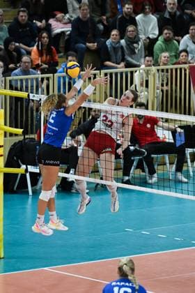 06.12.2023, Volleyball, Frauen, CEV Volleyball Challenge Cup, Achtelfinale 2023 2024 - VC Wiesbaden (Deutschland) - Galatasaray Daikin Istanbul (Türkei) Außenangreiferin Jaidyn Blanchfield (2 Wiesbaden) versucht den Angriff von Mittelblockerin Heather Michelle Gneiting (22 Istanbul) zu stoppen. Wiesbaden Sporthalle am Platz der Deutsche Hessen Deutschland