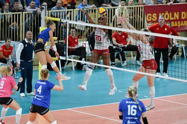 06.12.2023, Volleyball, Frauen, CEV Volleyball Challenge Cup, Achtelfinale 2023 2024 - VC Wiesbaden (Deutschland) - Galatasaray Daikin Istanbul (Türkei) Diagonalangreiferin Danielle Amina Cuttino (20 Istanbul) und Mittelblockerin Heather Michelle Gneiting (22 Istanbul) springen hoch um den Angriff von Außenangreiferin Jaidyn Blanchfield (2 Wiesbaden) zu stoppen. Wiesbaden Sporthalle am Platz der Deutsche Hessen Deutschland