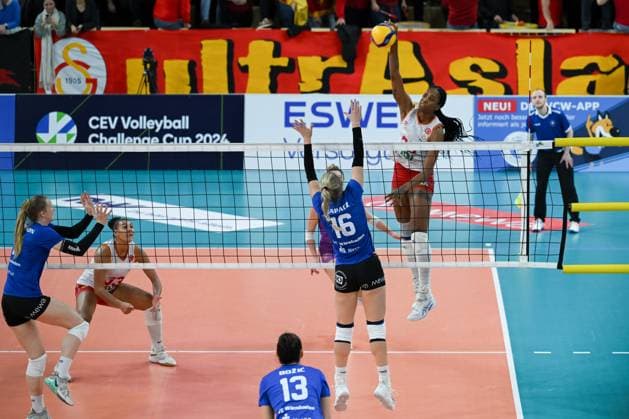 06.12.2023, Volleyball, Frauen, CEV Volleyball Challenge Cup, Achtelfinale 2023 2024 - VC Wiesbaden (Deutschland) - Galatasaray Daikin Istanbul (Türkei) Diagonalangreiferin Danielle Amina Cuttino (20 Istanbul) schlägt den Ball. Wiesbaden Sporthalle am Platz der Deutsche Hessen Deutschland