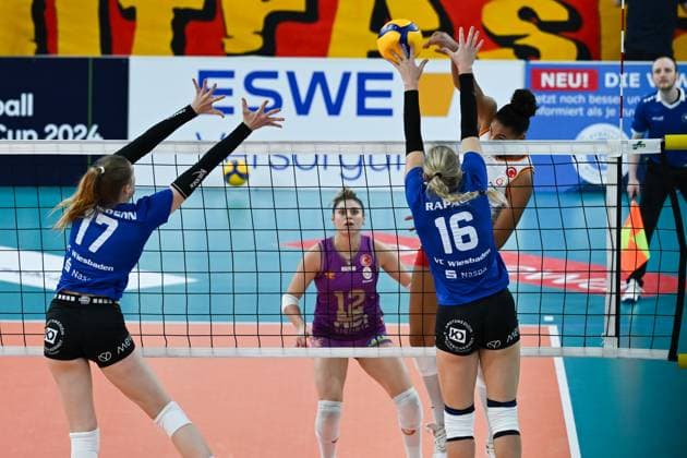 06.12.2023, Volleyball, Frauen, CEV Volleyball Challenge Cup, Achtelfinale 2023 2024 - VC Wiesbaden (Deutschland) - Galatasaray Daikin Istanbul (Türkei) Diagonalspielerin Izabella Rapacz (16 Wiesbaden) blockt den Ball von Außenangreiferin Logan Ashley Eggleston (33 Istanbul). Wiesbaden Sporthalle am Platz der Deutsche Hessen Deutschland