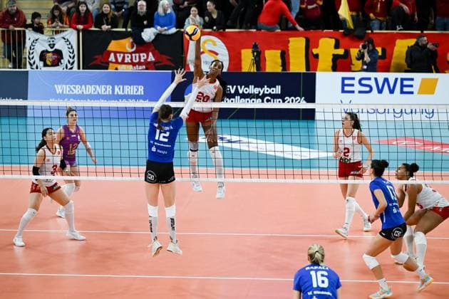 06.12.2023, Volleyball, Frauen, CEV Volleyball Challenge Cup, Achtelfinale 2023 2024 - VC Wiesbaden (Deutschland) - Galatasaray Daikin Istanbul (Türkei) Diagonalangreiferin Danielle Amina Cuttino (20 Istanbul) schlägt den Ball. Wiesbaden Sporthalle am Platz der Deutsche Hessen Deutschland