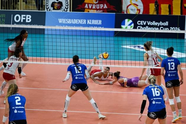 06.12.2023, Volleyball, Frauen, CEV Volleyball Challenge Cup, Achtelfinale 2023 2024 - VC Wiesbaden (Deutschland) - Galatasaray Daikin Istanbul (Türkei) Wiesbadens Spielerinnen hoffen auf den Punktgewinn, während sich zwei Spielerinnen von Istanbul auf den Boden werfen um den Ball zu spielen. Wiesbaden Sporthalle am Platz der Deutsche Hessen Deutschland