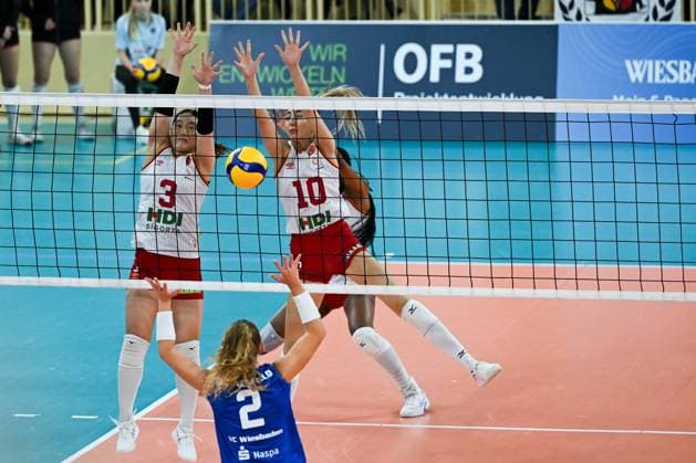 06.12.2023, Volleyball, Frauen, CEV Volleyball Challenge Cup, Achtelfinale 2023 2024 - VC Wiesbaden (Deutschland) - Galatasaray Daikin Istanbul (Türkei) Erfolgreicher Block von Zuspielerin Kanami Tashiro (3 Istanbul) und Mittelblockerin Aycin Akyol (10 Istanbul). Wiesbaden Sporthalle am Platz der Deutsche Hessen Deutschland