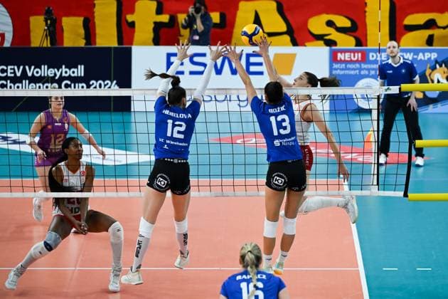 06.12.2023, Volleyball, Frauen, CEV Volleyball Challenge Cup, Achtelfinale 2023 2024 - VC Wiesbaden (Deutschland) - Galatasaray Daikin Istanbul (Türkei) Außenangreiferin Ilkin Aydin (2 Istanbul) versucht den Ball über Zuspielerin Milana Bozic (13 Wiesbaden) und Mittelblockerin Nina Herelova (12 Wiesbaden) zu spielen. Wiesbaden Sporthalle am Platz der Deutsche Hessen Deutschland