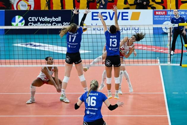 06.12.2023, Volleyball, Frauen, CEV Volleyball Challenge Cup, Achtelfinale 2023 2024 - VC Wiesbaden (Deutschland) - Galatasaray Daikin Istanbul (Türkei) Mittelblockerin Rachel Anderson (17 Wiesbaden) fängt den Angriff von Außenangreiferin Ilkin Aydin (2 Istanbul) erfolgreich ab. Wiesbaden Sporthalle am Platz der Deutsche Hessen Deutschland