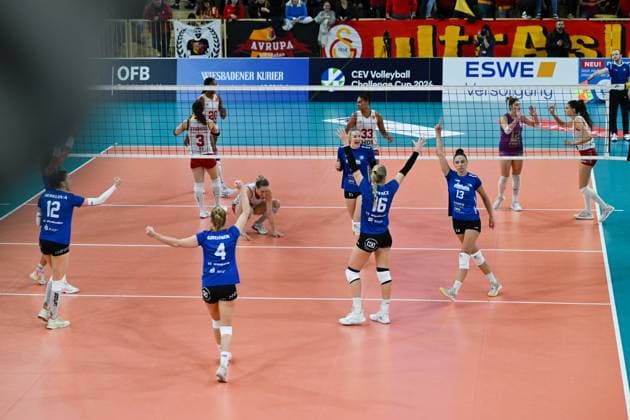 06.12.2023, Volleyball, Frauen, CEV Volleyball Challenge Cup, Achtelfinale 2023 2024 - VC Wiesbaden (Deutschland) - Galatasaray Daikin Istanbul (Türkei) Wiesbadens Spielerinnen bejubeln einen Punkt. Wiesbaden Sporthalle am Platz der Deutsche Hessen Deutschland
