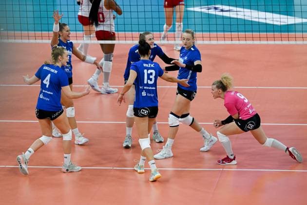 06.12.2023, Volleyball, Frauen, CEV Volleyball Challenge Cup, Achtelfinale 2023 2024 - VC Wiesbaden (Deutschland) - Galatasaray Daikin Istanbul (Türkei) Wiesbadens Spielerinnen bejubeln einen Punkt. Wiesbaden Sporthalle am Platz der Deutsche Hessen Deutschland