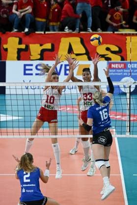 06.12.2023, Volleyball, Frauen, CEV Volleyball Challenge Cup, Achtelfinale 2023 2024 - VC Wiesbaden (Deutschland) - Galatasaray Daikin Istanbul (Türkei) Diagonalspielerin Izabella Rapacz (16 Wiesbaden) versucht den Ball über Mittelblockerin Aycin Akyol (10 Istanbul) und Außenangreiferin Logan Ashley Eggleston (33 Istanbul) zu spielen. Wiesbaden Sporthalle am Platz der Deutsche Hessen Deutschland
