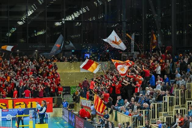 06.12.2023, Volleyball, Frauen, CEV Volleyball Challenge Cup, Achtelfinale 2023 2024 - VC Wiesbaden (Deutschland) - Galatasaray Daikin Istanbul (Türkei) Istanbuler Fans werfen während des Spiels rote und gelbe Papierschnipsel. Wiesbaden Sporthalle am Platz der Deutsche Hessen Deutschland