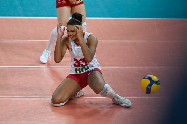 06.12.2023, Volleyball, Frauen, CEV Volleyball Challenge Cup, Achtelfinale 2023 2024 - VC Wiesbaden (Deutschland) - Galatasaray Daikin Istanbul (Türkei) Außenangreiferin Logan Ashley Eggleston (33 Istanbul) ärgert sich nach einem Ballverlust. Wiesbaden Sporthalle am Platz der Deutsche Hessen Deutschland