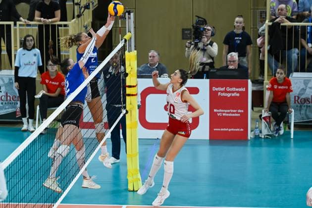 06.12.2023, Volleyball, Frauen, CEV Volleyball Challenge Cup, Achtelfinale 2023 2024 - VC Wiesbaden (Deutschland) - Galatasaray Daikin Istanbul (Türkei) Außenangreiferin Jaidyn Blanchfield (2 Wiesbaden) blockt den Ball von Mittelblockerin Aycin Akyol (10 Istanbul). Wiesbaden Sporthalle am Platz der Deutsche Hessen Deutschland