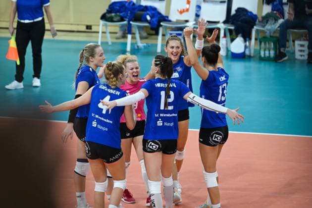 06.12.2023, Volleyball, Frauen, CEV Volleyball Challenge Cup, Achtelfinale 2023 2024 - VC Wiesbaden (Deutschland) - Galatasaray Daikin Istanbul (Türkei) Großer Jubel bei den Spielerinnen des VC Wiesbaden. Wiesbaden Sporthalle am Platz der Deutsche Hessen Deutschland