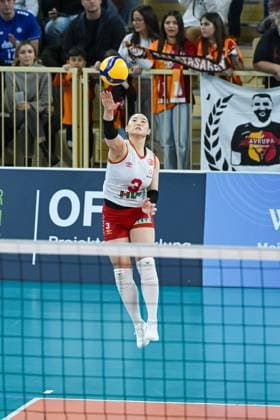 06.12.2023, Volleyball, Frauen, CEV Volleyball Challenge Cup, Achtelfinale 2023 2024 - VC Wiesbaden (Deutschland) - Galatasaray Daikin Istanbul (Türkei) Zuspielerin Kanami Tashiro (3 Istanbul) serviert den Ball. Wiesbaden Sporthalle am Platz der Deutsche Hessen Deutschland