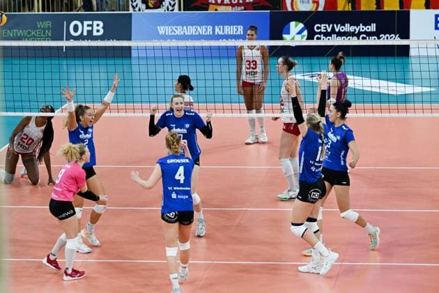 06.12.2023, Volleyball, Frauen, CEV Volleyball Challenge Cup, Achtelfinale 2023 2024 - VC Wiesbaden (Deutschland) - Galatasaray Daikin Istanbul (Türkei) Großer Jubel bei den Spielerinnen des VC Wiesbaden. Wiesbaden Sporthalle am Platz der Deutsche Hessen Deutschland