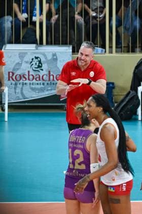 06.12.2023, Volleyball, Frauen, CEV Volleyball Challenge Cup, Achtelfinale 2023 2024 - VC Wiesbaden (Deutschland) - Galatasaray Daikin Istanbul (Türkei) Chef-Trainer Guillermo Naranjo Hernandez (Istanbul) zeigt seinen Spielerinnen was er will. Wiesbaden Sporthalle am Platz der Deutsche Hessen Deutschland