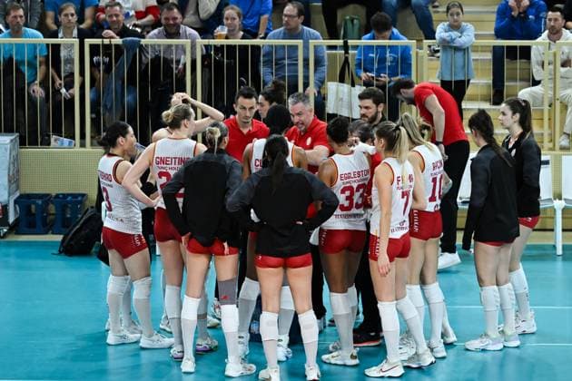 06.12.2023, Volleyball, Frauen, CEV Volleyball Challenge Cup, Achtelfinale 2023 2024 - VC Wiesbaden (Deutschland) - Galatasaray Daikin Istanbul (Türkei) Chef-Trainer Guillermo Naranjo Hernandez (Istanbul) hält während einer kurzen Pause eine Ansprache. Wiesbaden Sporthalle am Platz der Deutsche Hessen Deutschland