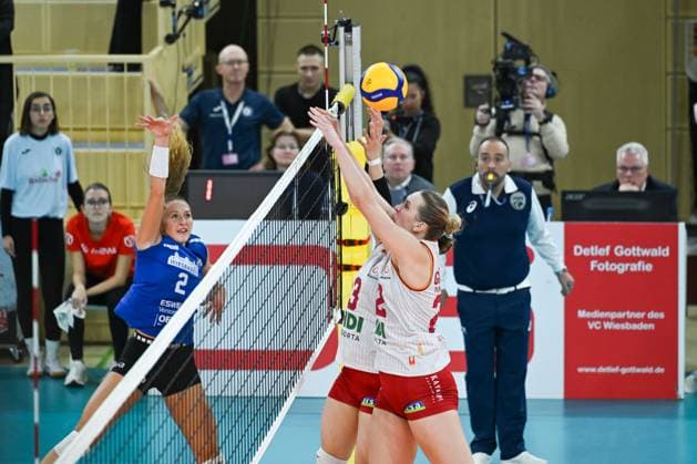 06.12.2023, Volleyball, Frauen, CEV Volleyball Challenge Cup, Achtelfinale 2023 2024 - VC Wiesbaden (Deutschland) - Galatasaray Daikin Istanbul (Türkei) Außenangreiferin Jaidyn Blanchfield (2 Wiesbaden) hebt den Ball über den gegnerischen Block. Wiesbaden Sporthalle am Platz der Deutsche Hessen Deutschland
