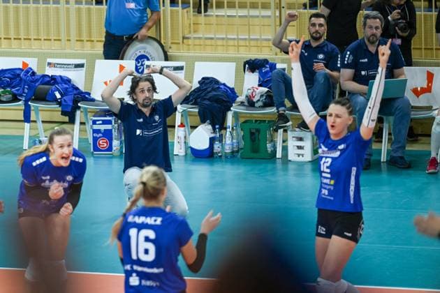 06.12.2023, Volleyball, Frauen, CEV Volleyball Challenge Cup, Achtelfinale 2023 2024 - VC Wiesbaden (Deutschland) - Galatasaray Daikin Istanbul (Türkei) Chef-Trainer Benedikt Frank (Wiesbaden) zeigt an, dass der Ball im Aus ist. Wiesbaden Sporthalle am Platz der Deutsche Hessen Deutschland