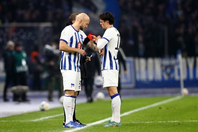 06.12.2023, xtgx, Fussball DFB Pokal 1 8 Finale, Hertha BSC Berlin - Hamburger SV emspor, v.l. Fabian Reese (Hertha BSC Berlin) uebergibt die Kapitaensbinde an Toni Leistner (Hertha BSC Berlin) (DFL DFB REGULATIONS PROHIBIT ANY USE OF PHOTOGRAPHS as IMAGE SEQUENCES and or QUASI-VIDEO) Berlin