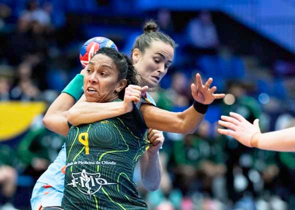 Sport Themen der Woche KW49 Sport Bilder des Tages Yvette Broch from Netherlands and Ana Paula Rodrigues Belo from Brazil during the IHF World Womens Handball Championship match between Netherlands and Brazil in the Main Round 4 in Arena Nord in Frederikshavn, Denmark on Wednesday , December 6, 2023.. , Frederikshavn Jylland Denmark *** Yvette Broch from Netherlands and Ana Paula Rodrigues Belo from Brazil during the IHF World Womens Handball Championship match between Netherlands and Brazil in the Main Round 4 in Arena Nord in Frederikshavn, Denmark on Wednesday , December 6, 2023 , Frederikshavn Jylland Denmark  Copyright: HenningxBagger HenningxBaggerx COP15222 spdk20231206-211014-L