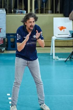 06.12.2023, Volleyball, Frauen, CEV Volleyball Challenge Cup, Achtelfinale 2023 2024 - VC Wiesbaden (Deutschland) - Galatasaray Daikin Istanbul (Türkei) Chef-Trainer Benedikt Frank (Wiesbaden) motiviert seine Spielerinnen. Wiesbaden Sporthalle am Platz der Deutsche Hessen Deutschland
