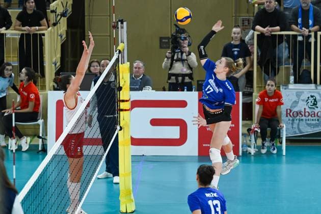 06.12.2023, Volleyball, Frauen, CEV Volleyball Challenge Cup, Achtelfinale 2023 2024 - VC Wiesbaden (Deutschland) - Galatasaray Daikin Istanbul (Türkei) Mittelblockerin Rachel Anderson (17 Wiesbaden) schlägt den Ball. Wiesbaden Sporthalle am Platz der Deutsche Hessen Deutschland