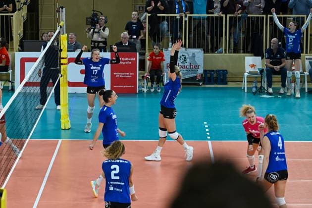 06.12.2023, Volleyball, Frauen, CEV Volleyball Challenge Cup, Achtelfinale 2023 2024 - VC Wiesbaden (Deutschland) - Galatasaray Daikin Istanbul (Türkei) Große Freude bei Wiesbadens Spielerinnen nach einem Punktgewinn. Wiesbaden Sporthalle am Platz der Deutsche Hessen Deutschland