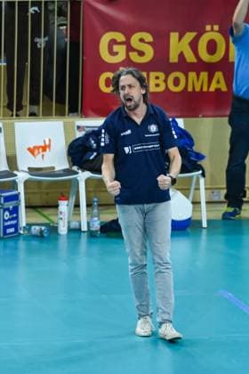 06.12.2023, Volleyball, Frauen, CEV Volleyball Challenge Cup, Achtelfinale 2023 2024 - VC Wiesbaden (Deutschland) - Galatasaray Daikin Istanbul (Türkei) Chef-Trainer Benedikt Frank (Wiesbaden) feiert einen Punktgewinn im Tie-break. Wiesbaden Sporthalle am Platz der Deutsche Hessen Deutschland