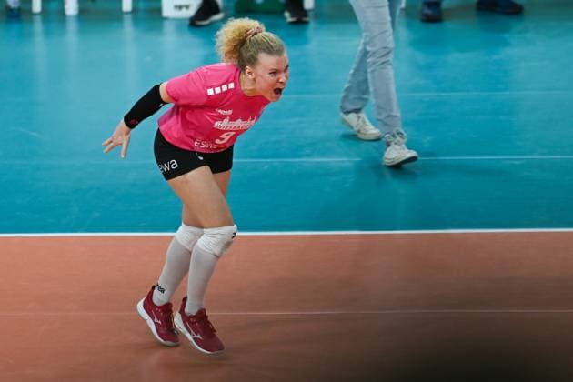06.12.2023, Volleyball, Frauen, CEV Volleyball Challenge Cup, Achtelfinale 2023 2024 - VC Wiesbaden (Deutschland) - Galatasaray Daikin Istanbul (Türkei) Libera Rene Sain (9 Wiesbaden) jubelt energisch nach einem Punktgewinn. Wiesbaden Sporthalle am Platz der Deutsche Hessen Deutschland
