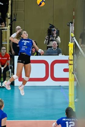 06.12.2023, Volleyball, Frauen, CEV Volleyball Challenge Cup, Achtelfinale 2023 2024 - VC Wiesbaden (Deutschland) - Galatasaray Daikin Istanbul (Türkei) Außenangreiferin Jaidyn Blanchfield (2 Wiesbaden) springt hoch und holt zum Schlag aus. Wiesbaden Sporthalle am Platz der Deutsche Hessen Deutschland