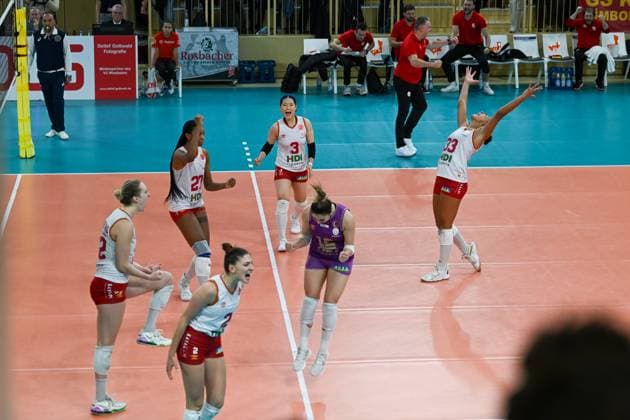 06.12.2023, Volleyball, Frauen, CEV Volleyball Challenge Cup, Achtelfinale 2023 2024 - VC Wiesbaden (Deutschland) - Galatasaray Daikin Istanbul (Türkei) Großer Jubel bei Istanbuls Spielerinnen, nachdem sie den fünften Satz für sich entschieden haben und somit ein Golden Set gespielt wird. Wiesbaden Sporthalle am Platz der Deutsche Hessen Deutschland