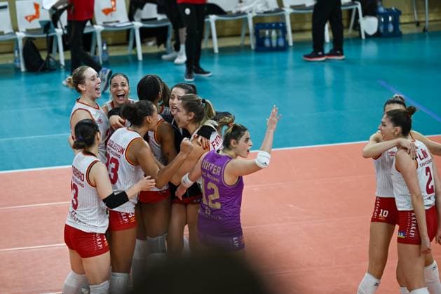 06.12.2023, Volleyball, Frauen, CEV Volleyball Challenge Cup, Achtelfinale 2023 2024 - VC Wiesbaden (Deutschland) - Galatasaray Daikin Istanbul (Türkei) Großer Jubel bei Istanbuls Spielerinnen, nachdem sie den fünften Satz für sich entschieden haben und somit ein Golden Set gespielt wird. Wiesbaden Sporthalle am Platz der Deutsche Hessen Deutschland