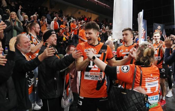 Ruben Schott, BR Volleys Mannschaft feiert Sieg und Einzug ins Finale Volleyball DVV Pokal Halbfinale Herren Saison 2023 2024 06.12.2023 BR Volleys Berlin BRV vs. SVG Lüneburg