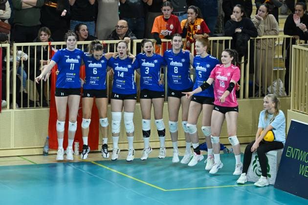 06.12.2023, Volleyball, Frauen, CEV Volleyball Challenge Cup, Achtelfinale 2023 2024 - VC Wiesbaden (Deutschland) - Galatasaray Daikin Istanbul (Türkei) Wiesbadens Auswechselspielerinnen fiebern dem Sieg entgegen. Wiesbaden Sporthalle am Platz der Deutsche Hessen Deutschland