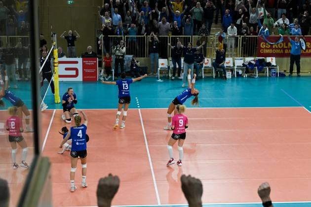 06.12.2023, Volleyball, Frauen, CEV Volleyball Challenge Cup, Achtelfinale 2023 2024 - VC Wiesbaden (Deutschland) - Galatasaray Daikin Istanbul (Türkei) Großer Jubel bei den Spielerinnen des VC Wiesbaden nachdem sie den Golden Set gewonnen haben. Wiesbaden Sporthalle am Platz der Deutsche Hessen Deutschland