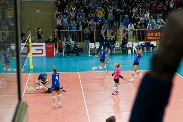 06.12.2023, Volleyball, Frauen, CEV Volleyball Challenge Cup, Achtelfinale 2023 2024 - VC Wiesbaden (Deutschland) - Galatasaray Daikin Istanbul (Türkei) Großer Jubel bei den Spielerinnen des VC Wiesbaden nachdem sie den Golden Set gewonnen haben. Wiesbaden Sporthalle am Platz der Deutsche Hessen Deutschland