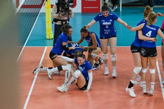 06.12.2023, Volleyball, Frauen, CEV Volleyball Challenge Cup, Achtelfinale 2023 2024 - VC Wiesbaden (Deutschland) - Galatasaray Daikin Istanbul (Türkei) Großer Jubel bei den Spielerinnen des VC Wiesbaden nachdem sie den Golden Set gewonnen haben. Wiesbaden Sporthalle am Platz der Deutsche Hessen Deutschland