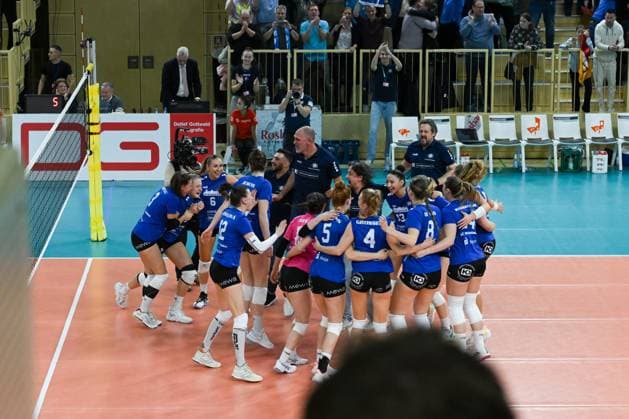 06.12.2023, Volleyball, Frauen, CEV Volleyball Challenge Cup, Achtelfinale 2023 2024 - VC Wiesbaden (Deutschland) - Galatasaray Daikin Istanbul (Türkei) Großer Jubel bei den Spielerinnen des VC Wiesbaden nachdem sie den Golden Set gewonnen haben. Wiesbaden Sporthalle am Platz der Deutsche Hessen Deutschland