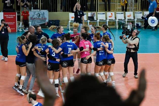 06.12.2023, Volleyball, Frauen, CEV Volleyball Challenge Cup, Achtelfinale 2023 2024 - VC Wiesbaden (Deutschland) - Galatasaray Daikin Istanbul (Türkei) Großer Jubel bei den Spielerinnen des VC Wiesbaden nachdem sie den Golden Set gewonnen haben. Wiesbaden Sporthalle am Platz der Deutsche Hessen Deutschland