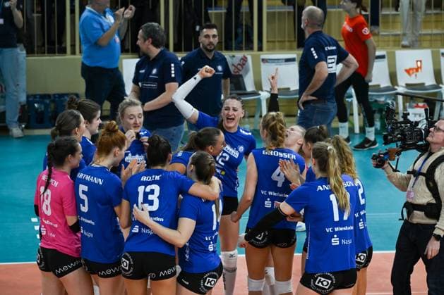 06.12.2023, Volleyball, Frauen, CEV Volleyball Challenge Cup, Achtelfinale 2023 2024 - VC Wiesbaden (Deutschland) - Galatasaray Daikin Istanbul (Türkei) Großer Jubel bei den Spielerinnen des VC Wiesbaden nachdem sie den Golden Set gewonnen haben. Wiesbaden Sporthalle am Platz der Deutsche Hessen Deutschland