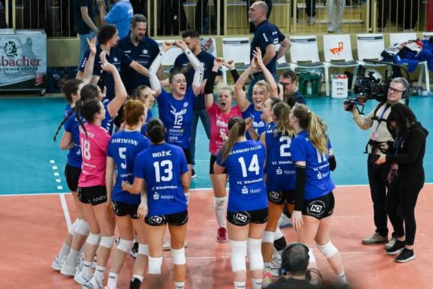 06.12.2023, Volleyball, Frauen, CEV Volleyball Challenge Cup, Achtelfinale 2023 2024 - VC Wiesbaden (Deutschland) - Galatasaray Daikin Istanbul (Türkei) Großer Jubel bei den Spielerinnen des VC Wiesbaden nachdem sie den Golden Set gewonnen haben. Wiesbaden Sporthalle am Platz der Deutsche Hessen Deutschland