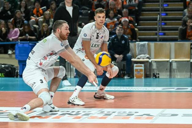 Berlin, Deutschland 06. Dezember 2023: DVV Pokal - 1 2 Finale - 2023 2024 - Berlin Recycling Volleys vs. SVG Lüneburg Im Bild: Ballannahme Jesse Elser (SVG Lüneburg) Copyright: xFotostandx xReuhlx