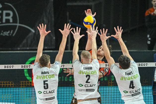 Berlin, Deutschland 06. Dezember 2023: DVV Pokal - 1 2 Finale - 2023 2024 - Berlin Recycling Volleys vs. SVG Lüneburg Im Bild: Timothee Carle (BR Volleys) schlägt in den Lüneburger Block v.li.: Eric Johannes Röhrs (SVG Lüneburg), Blake Leeson (SVG Lüneburg), Maxwell Elgert (SVG Lüneburg) Copyright: xFotostandx xReuhlx